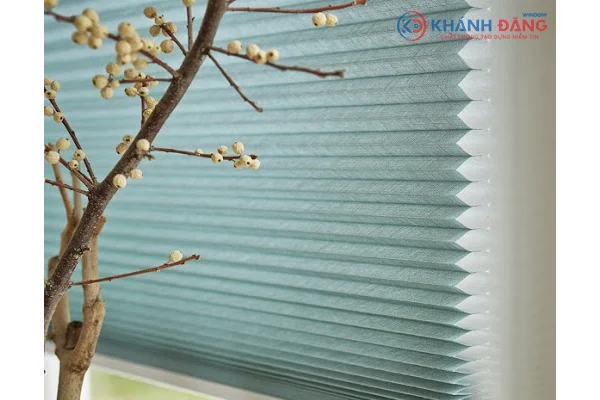 Rèm tổ ong gắn trên kính