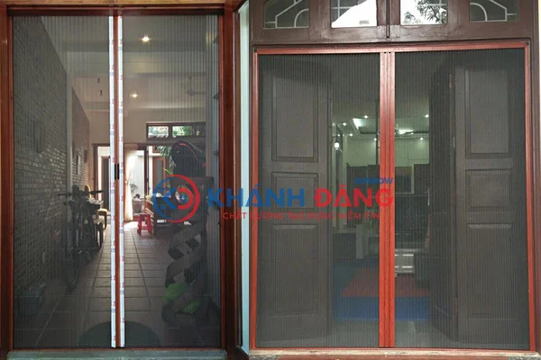 Cửa lưới chống muỗi dạng xếp màu vân gỗ