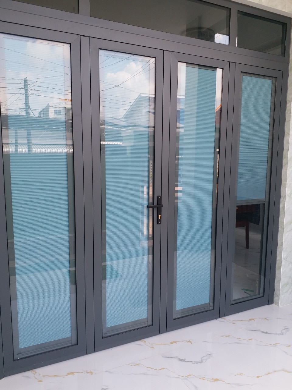 Rèm Tổ Ong Gắn Kính Chống UV - Giải Pháp Thoáng Đáng để Bảo Vệ Nội Thất và An Toàn Cho Da